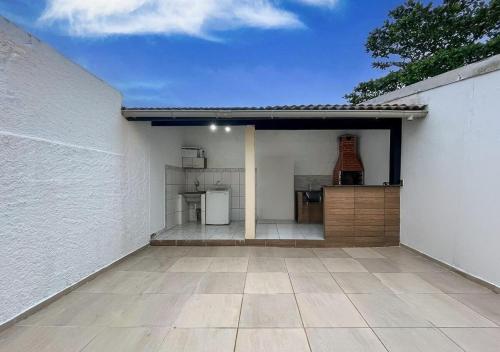 un garage ouvert avec une cuisine dans une maison dans l'établissement Casa Lopes temporada Ubatuba, à Ubatuba