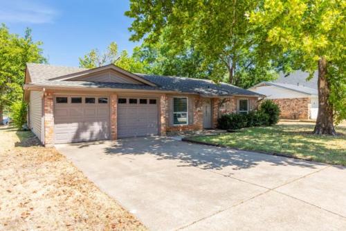 een stenen huis met een garage en een oprit bij Stadium Oasis in Arlington