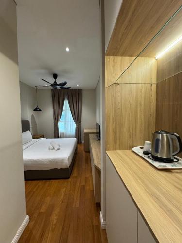 En eller flere senge i et værelse på Sky suites klcc stay Comfortable