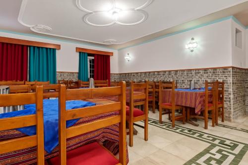 une église avec des bancs, des tables et des chaises dans l'établissement 4Everstay Grand Luxury Sambhala Premium Rooms Free Parking & Wifi !!! Top Rated & Best Selling Hotel In Manali, à Manali