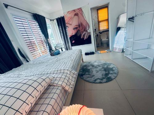 een slaapkamer met een bed en een schilderij aan de muur bij HulaFling Homestay in Ban Bo Han