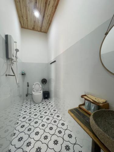 Et badeværelse på Homestay Sỹ Vĩnh Hy