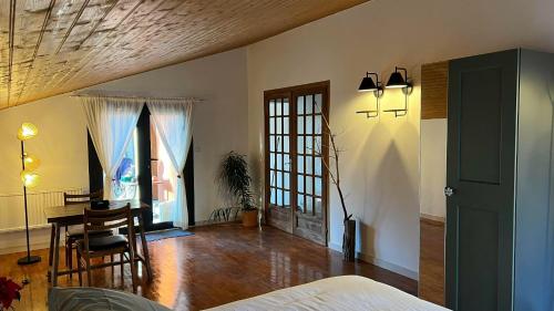 una camera da letto con un letto, una scrivania e un tavolo di Location à l Océan a Grayan-et-lʼHôpital