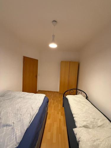 een slaapkamer met twee bedden in een kamer bij Geräumige Wohnung Nähe HBF in Eisenach
