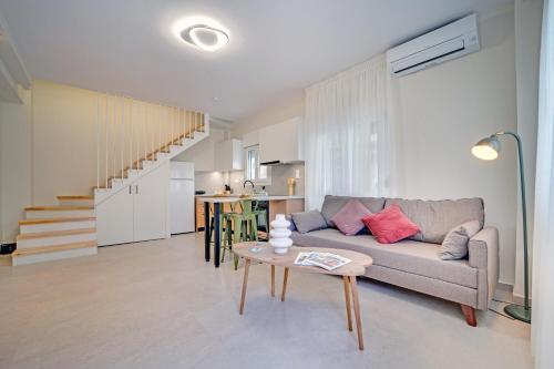 佩雷亚Two Levels的客厅里有一张沙发和一张桌子。