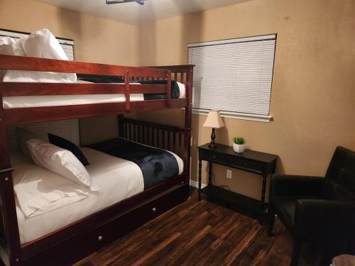 En eller flere senge i et værelse på Game Day Getaway