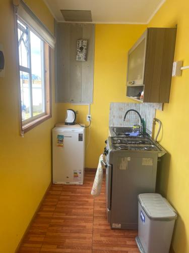 Kuchyň nebo kuchyňský kout v ubytování CABAÑA F&A Natales