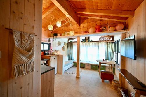 een keuken met houten plafonds en een eetkamer bij Garden Apartment in Flachau