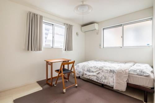 En eller flere senge i et værelse på Haneda Hub 7km to HND- 6min Walk to Omori Stn