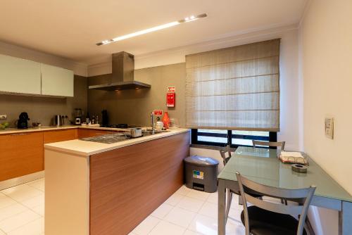 eine Küche mit Tisch und Arbeitsplatte in der Unterkunft Design Gardens Nº2 in Bicas