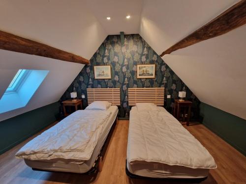 2 letti in una camera con mansarda di La Chaine a Saint-Jean-du-Bois