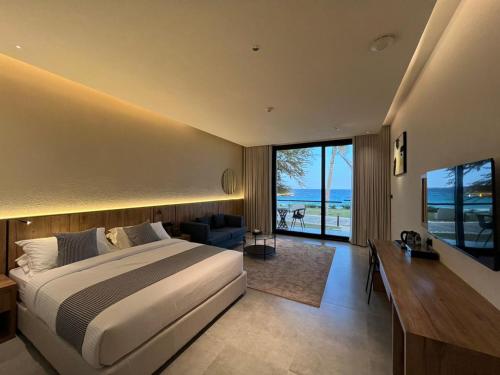 Giường trong phòng chung tại Dhabab Bay Resort