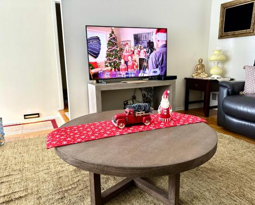 un soggiorno con tavolo e un camion giocattolo di Charming Getaway Make Memories a Sterling Heights