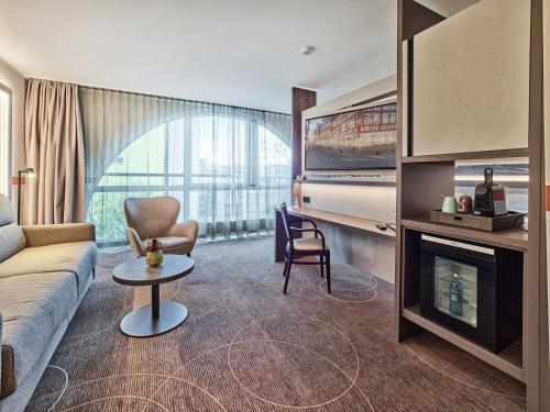 ein Wohnzimmer mit Sofa und Kamin in der Unterkunft Best Western Hotel Wetzlar in Wetzlar