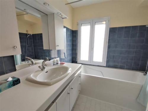 Et badeværelse på Appartement avec WIFI, parking au centre de PERROS-GUIREC Réf - 953