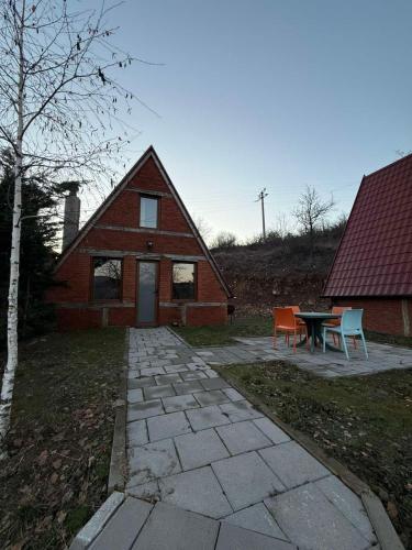 un fienile rosso con un tavolo e un tavolo da picnic di Villa Nuovo Monte a Novoberdo