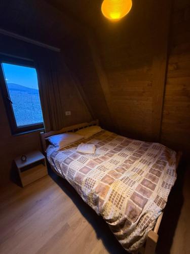una camera da letto con un letto in una stanza con una finestra di Villa Nuovo Monte a Novoberdo