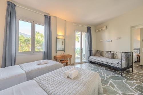 En eller flere senge i et værelse på Sea View Villas