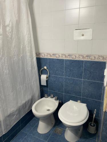 a bathroom with a toilet and a sink at Felicidades in Rosario