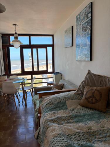 En eller flere senge i et værelse på VILLA GESELL Sur