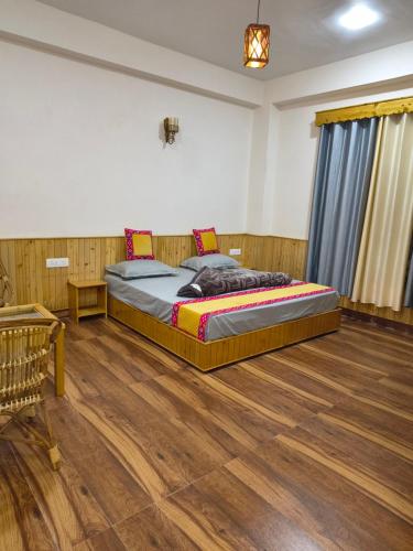 Ein Bett oder Betten in einem Zimmer der Unterkunft Parashar lake Fogg hill Resort