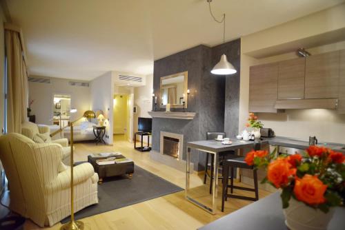 een woonkamer met een bank en een open haard bij Fonteliving RestArt in San Casciano dei Bagni