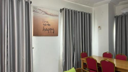 une salle à manger avec une table et des chaises rouges dans l'établissement Les Residences Belani - Cadjehoun, Cotonou, à Kika