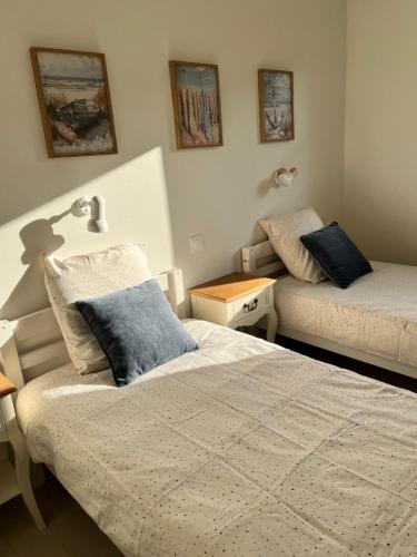 En eller flere senge i et værelse på Charmante villa