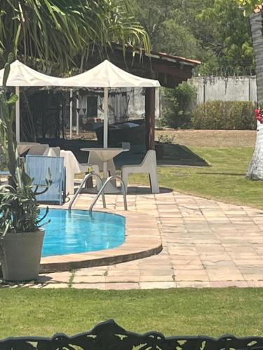 una piscina in un cortile con tenda di Brisa do Oceano - Pousada & Hostel a Caucaia
