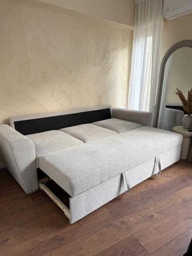 un grande letto bianco in una stanza di BK Urban Living a Kateríni