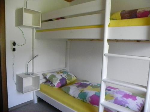 a bunk bed in a room with a bunk bedutenewayewayangering at Ferienwohnung Schautzgy in Reutte