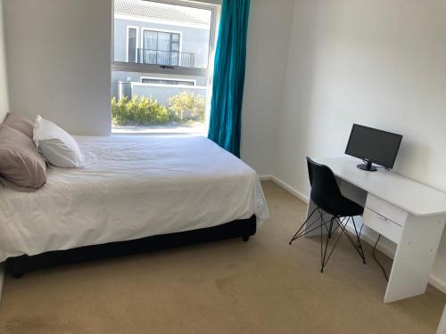 En eller flere senge i et værelse på Polaris House