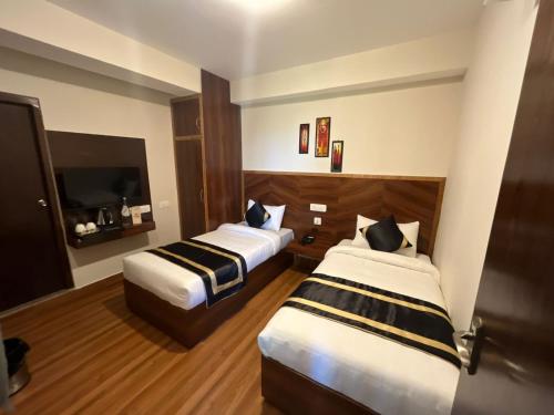 En eller flere senge i et værelse på Freesia Stays