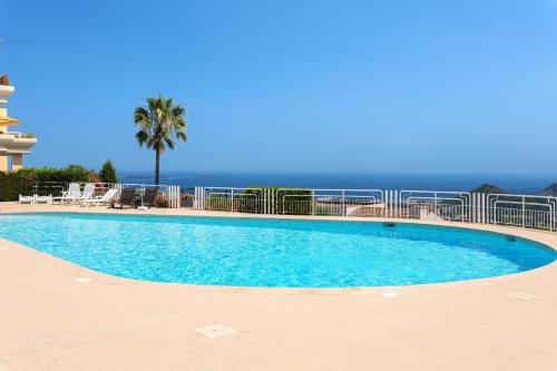 Piscina a apt medicis o a prop