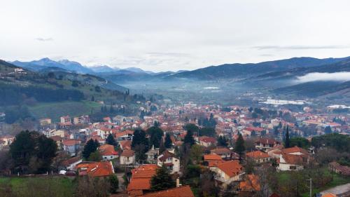 ein Blick auf eine Stadt mit Bergen im Hintergrund in der Unterkunft Studios EYTYXIA-3 in Kalavryta