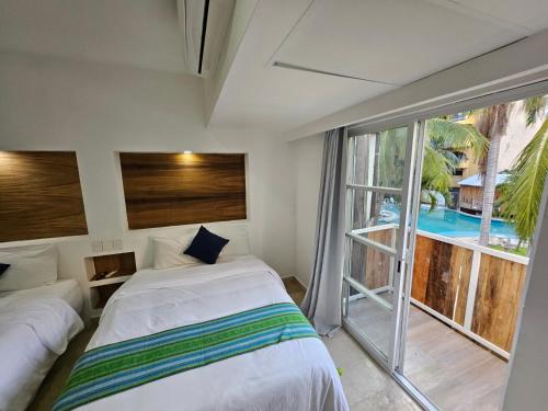 En eller flere senge i et værelse på Hotel Plaza Huatulco Bungalows