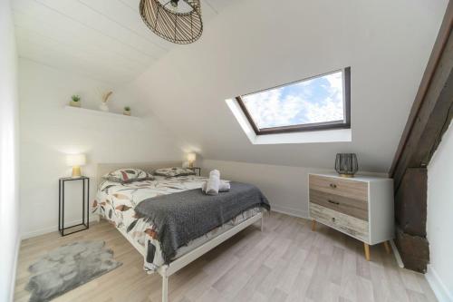 En eller flere senge i et værelse på Le Cedre - Appartement cosy dans le centre de Vichy