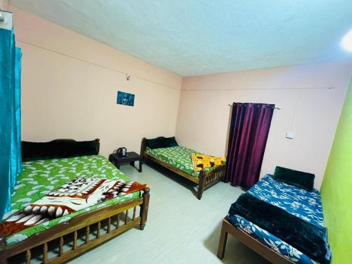 Zimmer mit 2 Betten in einem Zimmer in der Unterkunft Wildlife stay in Kakkabe