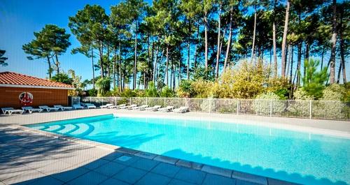 Swimmingpoolen hos eller tæt på Charmante villa