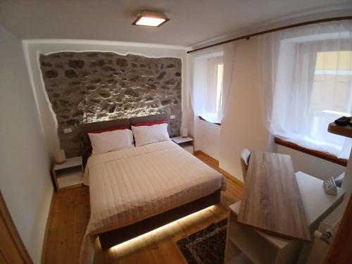 een kleine kamer met een bed en een tafel bij Comelico CasaVacanza in Santo Stefano di Cadore