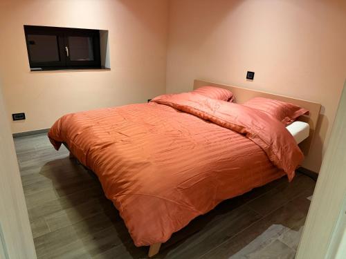 Giường trong phòng chung tại Ourthe Basse