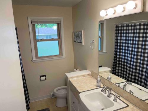 Koupelna v ubytování Quiet & Cozy home in Green Bay