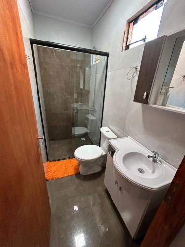 ein Badezimmer mit Toilette, Dusche und Waschbecken in der Unterkunft Cabañas Luna 