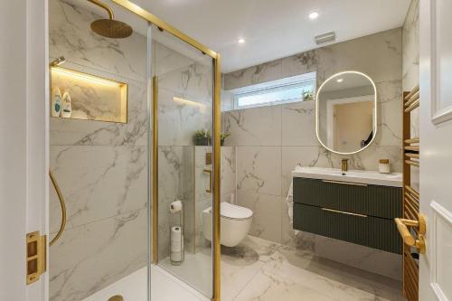 een badkamer met een douche, een toilet en een wastafel bij Louisville Flat 4 in Newmarket