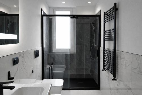 un bagno con doccia, WC e lavandino di Maison Chanel a Milano