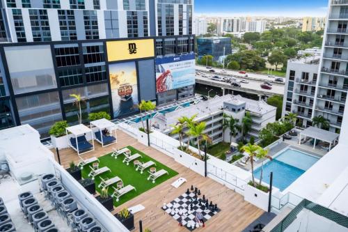 vista aerea di un edificio con piscina di Miami Skyline Residences by Untitled Stay a Miami