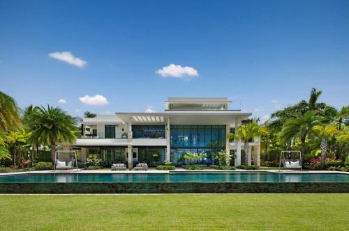 una grande casa con una piscina di fronte di Elysium Ocean Exclusive Villa a Dorado