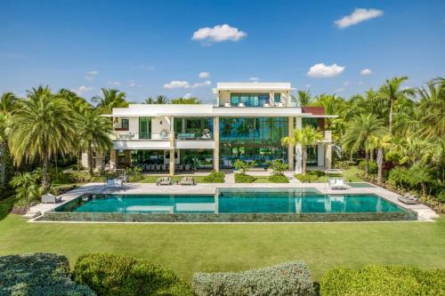 vista esterna di una villa con piscina di Elysium Ocean Exclusive Villa a Dorado