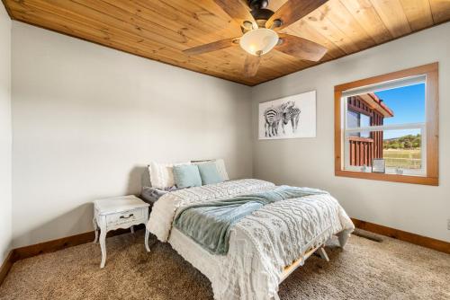 Granite DellsZebra Ranch 16-guest Compound Mtn Vuspapkl Bal的一间卧室，里面有一张床和一个吊扇