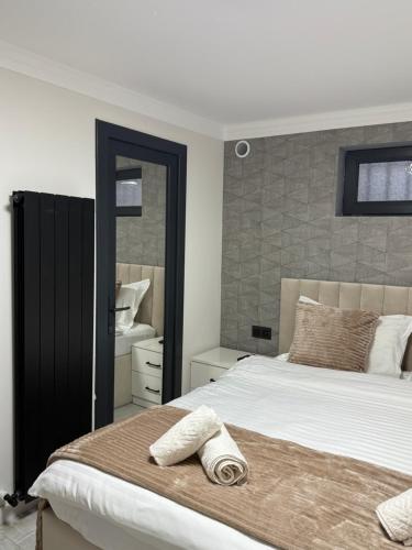 Ένα ή περισσότερα κρεβάτια σε δωμάτιο στο METROMIR Hotel